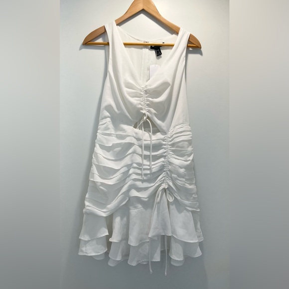 White ruffled dress 👗🌸 - Picture 1 of 5